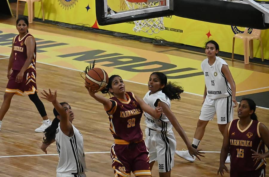 ಮಹಾರಾಷ್ಟ್ರ ವಿರುದ್ಧದ ಪಂದ್ಯದಲ್ಲಿ ಕರ್ನಾಟಕ ಮಹಿಳಾ ತಂಡದ ಸಂಜನಾ ರಮೇಶ್‌ (30) ಪಾಯಿಂಟ್ಸ್‌ ಗಳಿಸಲು ಯತ್ನಿಸಿದರು