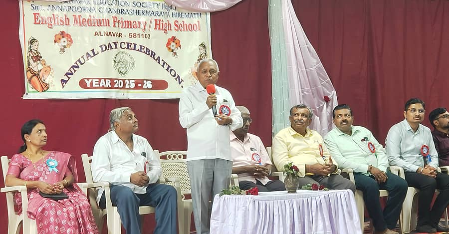 ಅಳ್ನಾವರದ ಶ್ರೀಮತಿ ಅನ್ನಪೂರ್ಣ ಚಂದ್ರಶೇಖರಯ್ಯ ಹಿರೇಮಠ ಇಂಗ್ಲಿಷ್‌ ಮಾಧ್ಯಮ ಶಾಲೆಯಲ್ಲಿ ಈಚೆಗೆ ನಡೆದ ವಾರ್ಷಿಕೋತ್ಸವ ಕಾರ್ಯಕ್ರಮದಲ್ಲಿ ಶಿಕ್ಷಣ ಸಂಸ್ಥೆಯ ಅಧ್ಯಕ್ಷ ಎಂ.ಸಿ.ಹಿರೇಮಠ ಮಾತನಾಡಿದರು