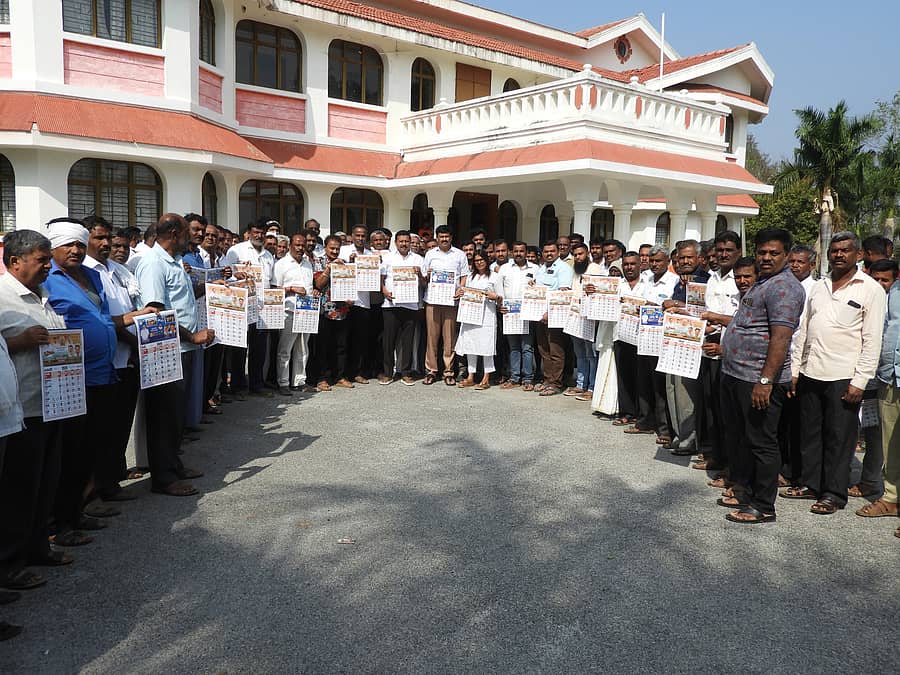 ಶ್ರವಣಬೆಳಗೊಳದ ರಾಚೇನಹಳ್ಳಿ ಗ್ರಾಮದಲ್ಲಿ ಏರ್ಪಡಿಸಿದ್ದ ಕಾರ್ಯಕರ್ತರ ಸಭೆಯಲ್ಲಿ ನೂತನ ವರ್ಷಾಚರಣೆಯ ಕ್ಯಾಲೆಂಡರ್ ಅನ್ನು ವಿಧಾನ ಪರಿಷತ್ ಮಾಜಿ ಸದಸ್ಯ ಎಂ.ಎ.ಗೋಪಾಲಸ್ವಾಮಿ ಬಿಡುಗಡೆ ಮಾಡಿದರು. ಅಣತಿ ಆನಂದ್, ಎಸ್.ಕೆ.ರಾಘವೇಂದ್ರ ಹಾಗೂ ಕಾರ್ಯಕರ್ತರು ಪಾಲ್ಗೊಂಡಿದ್ದರು