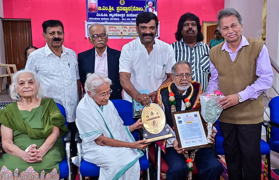 ಸಮಾರಂಭದಲ್ಲಿ ಕೆ.ಮರುಳಸಿದ್ದಪ್ಪ ಅವರಿಗೆ ‘ಶ್ರೀ ಸಾಹಿತ್ಯ ಪ್ರಶಸ್ತಿ’ ಪ್ರದಾನ ಮಾಡಲಾಯಿತು. (ಕುಳಿತವರು) ಕಮಲಿನಿ ಶಾ. ಬಾಲುರಾವ್, ಲೇಖಕಿ ರಾಜಲಕ್ಷ್ಮಿ ಎನ್. ರಾವ್, (ನಿಂತವರು ಎಡದಿಂದ) ಬೈರಮಂಗಲ ರಾಮೇಗೌಡ, ಆರ್. ಲಕ್ಷ್ಮೀನಾರಾಯಣ, ಪ್ರತಿಷ್ಠಾನದ ಗೌರವ ಕಾರ್ಯದರ್ಶಿ ಶಾಂತರಾಜು, ಎಚ್. ದಂಡಪ್ಪ ಹಾಗೂ ಬರಗೂರು ರಾಮಚಂದ್ರಪ್ಪ ಉಪಸ್ಥಿತರಿದ್ದರು
ಪ್ರಜಾವಾಣಿ ಚಿತ್ರ