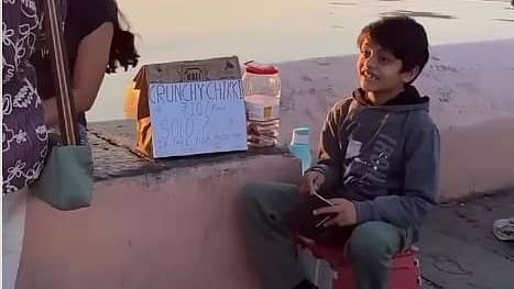 <div class="paragraphs"><p>ರಸ್ತೆ ಬದಿಯಲ್ಲಿ ಚಿಕ್ಕಿ ಮಾರುತ್ತಿರುವ ಬಾಲಕ</p></div>