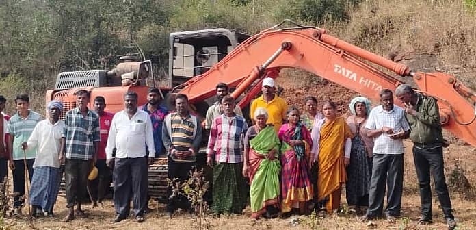 ಕುಶಾಲನಗರ ಸಮೀಪದ ಹುಲುಸೆ ಗ್ರಾಮದಲ್ಲಿ ಬೀದಿ ನಾಯಿಗಳ ಸಂರಕ್ಷಣಾ ಕೇಂದ್ರ ನಿರ್ಮಾಣಕ್ಕಾಗಿ ಕೈಗೊಂಡಿದ್ದ ಜಮೀನು ಸಮತಟ್ಟು ಕಾರ್ಯಕ್ಕೆ ವಿರೋಧ ವ್ಯಕ್ತಪಡಿಸಿ , ಗ್ರಾಮಸ್ಥರು ಭಾನುವಾರ ಪ್ರತಿಭಟನೆ ನಡೆಸಿದರು.