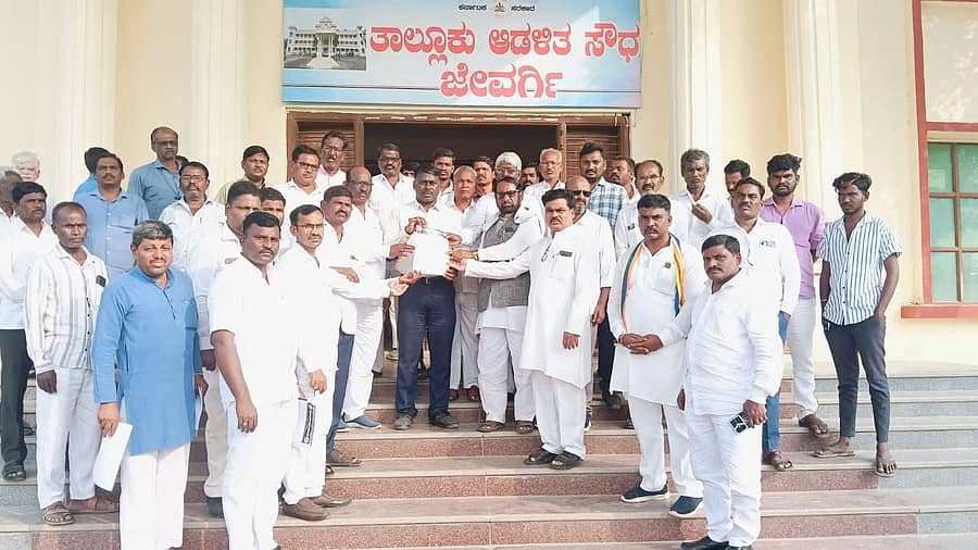 ಜೇವರ್ಗಿ : ಭೀಮಾ ಕೋರೆಗಾಂವ್ ವಿಜಯೋತ್ಸವ ಪಠ್ಯ ಪುಸ್ತಕದಲ್ಲಿ ಸೇರಿಸುವಂತೆ ಒತ್ತಾಯಿಸಿ ದಲಿತ ಸಂಘಟನೆಗಳ ಸಮನ್ವಯ ಸಮಿತಿ ವತಿಯಿಂದ ತಹಶೀಲ್ದಾರ್ ಮಲ್ಲಣ್ಣ ಯಲಗೋಡ ಅವರಿಗೆ ಮನವಿ ಪತ್ರ ಸಲ್ಲಿಸಲಾಯಿತು.