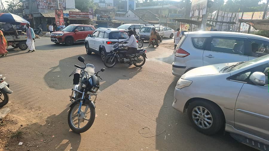 ಕೈಮರದಲ್ಲಿ ನಾಲ್ಕು ರಸ್ತೆ ಸಂಧಿಸುವ ಸ್ಥಳದಲ್ಲಿ ವಾಹನಗಳ ಅಡ್ಡಾದಿಡ್ಡಿ ಓಡಾಟ