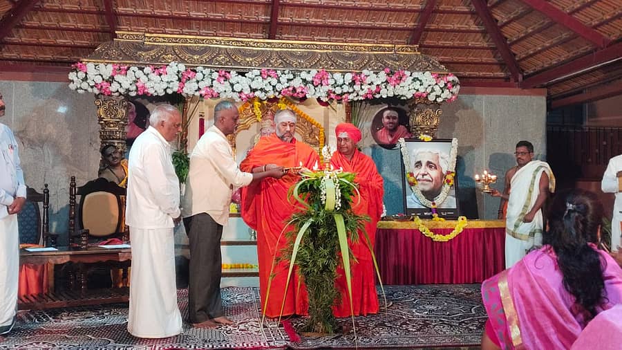 ಹಾಸನದ ಆದಿಚುಂಚನಗಿರಿ ಮಠದ ನವನಾಥ ಯಾಗ ಮಂಟಪದಲ್ಲಿ ಶನಿವಾರ ಹಮ್ಮಿಕೊಂಡಿದ್ದ 136ನೇ ಗುರು ತೋರಿದ ದಾರಿ ತಿಂಗಳ ಮಾಮನ ತೇರು ಹುಣ್ಣಿಮೆ ಕಾರ್ಯಕ್ರಮವನ್ನು ಶಂಭುನಾಥ ಸ್ವಾಮೀಜಿ ಉದ್ಘಾಟಿಸಿದರು.