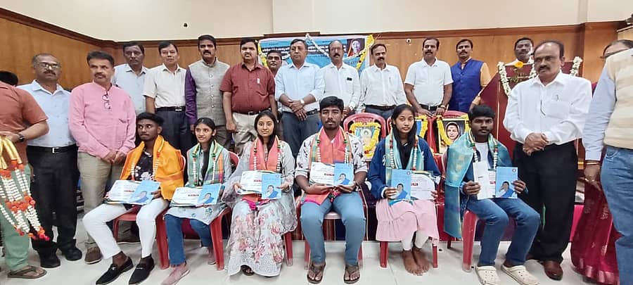 ದ್ವಿತೀಯ ಪಿಯುಸಿಯಲ್ಲಿ‌ ಕಳೆದ ವರ್ಷ ಹೆಚ್ಚು ಅಂಕ ಗಳಿಸಿದ ದಲಿತ ವಿದ್ಯಾರ್ಥಿಗಳನ್ನು ಶಾಲಾ‌ ಶಿಕ್ಷಣ ಇಲಾಖೆಯ ಪದವಿಪೂರ್ವ ಕಾಲೇಜುಗಳ ಎಸ್‌ಸಿ, ಎಸ್‌ಟಿ ಅಧಿಕಾರಿಗಳು, ಪ್ರಾಂಶುಪಾಲರು ಹಾಗೂ ಉಪನ್ಯಾಸಕರ ಸಂಘದ ವತಿಯಿಂದ ನಗದು ಬಹುಮಾನ ನೀಡಿ‌ ಗೌರವಿಸಲಾಯಿತು