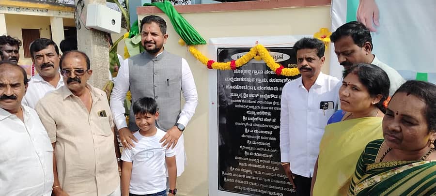 ಮಲ್ಲಿಮಾಕನಪುರ ಗ್ರಾಮದಲ್ಲಿ ನರೇಗದ ಅನುಧಾನದಡಿಯಲ್ಲಿ ನಿರ್ಮಿಸಲಾದ ಶಾಲಾ ಕಾಂಪೌಂಡ್ ಉದ್ಘಾಟನೆ ಸಂದರ್ಭ