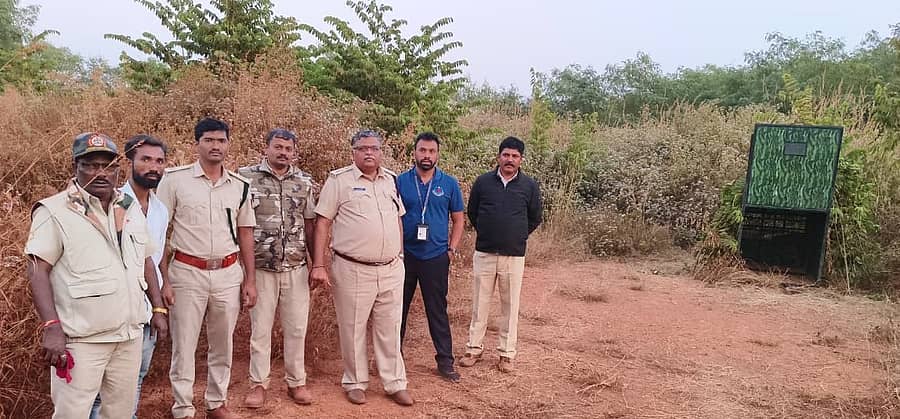 ಚಿರತೆ ಸೆರೆಗೆ ಅರಣ್ಯ ಇಲಾಖೆಯಿಂದ ಹುಬ್ಬಳ್ಳಿ ವಿಮಾನ ನಿಲ್ದಾಣದ ಪ್ರದೇಶದಲ್ಲಿ ಬೋನು ಅಳವಡಿಸಲಾಗಿದೆ