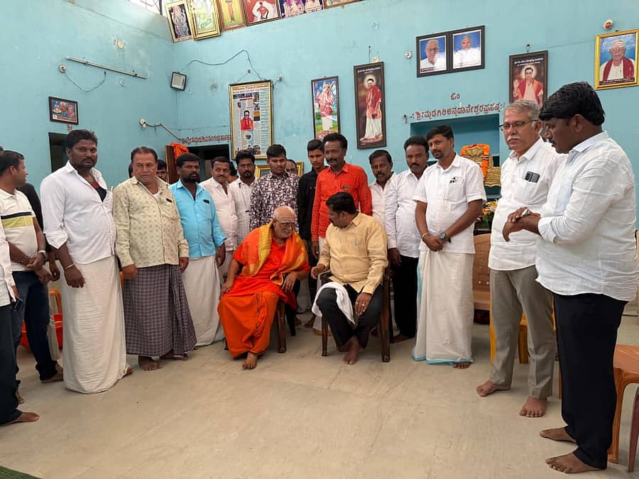 ಕನಕಗಿರಿ ಸಮೀಪದ ಸುಳೇಕಲ್ ಗ್ರಾಮದ ಬೃಹನ್ಮಠಕ್ಕೆ ಜಿಲ್ಲಾ ಉಸ್ತುವಾರಿ ಸಚಿವ ಶಿವರಾಜ ತಂಗಡಗಿ ಅವರು ಭಾನುವಾರ ಭೇಟಿ ನೀಡಿದರು