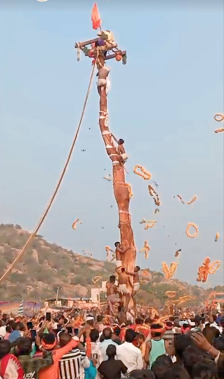 ಅರಕೇರಾ ತಾಲ್ಲೂಕಿನ ಕೊತ್ತದೊಡ್ಡಿಯಲ್ಲಿ ಭಾನುವಾರ ಹಾಲುಗಂಬ ಉತ್ಸವ ನಡೆಯಿತು