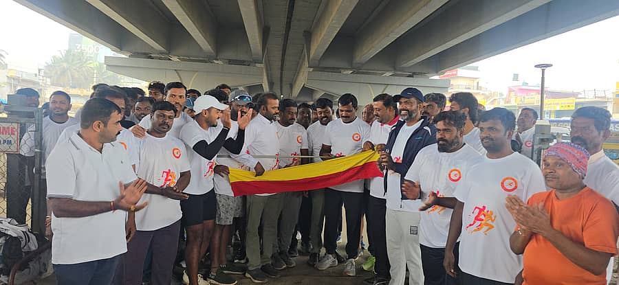 ಆನೇಕಲ್ ತಾಲೂಕಿನ ಹೆನ್ನಾಗರ ಗ್ರಾಮದಲ್ಲಿ ಕರ್ನಾಟಕ ರಕ್ಷಣಾ ವೇದಿಕೆಯಿಂದ ರಾಜ್ಯೋತ್ಸವದ ಪ್ರಯುಕ್ತ 5 ಕಿ.ಮೀ ಮ್ಯಾರಥಾನ್ ಓಟಕ್ಕೆ ಗ್ರಾಮ ಪಂಚಾಯಿತಿ ಸದಸ್ಯ ಕೇಶವರೆಡ್ಡಿ ಚಾಲನೆ ನೀಡಿದರು