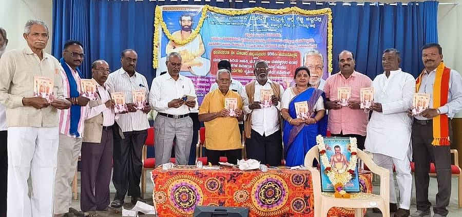 ಮಂಡ್ಯ ನಗರದ ಗಾಂಧಿ ಭವನದಲ್ಲಿ ಸಾಹಿತಿ ಮ.ಸಿ.ನಾರಾಯಣ ಮಳವಳ್ಳಿ ಅವರ ವಿರಚಿತ ಪುಸ್ತಕಗಳ ವಿಮರ್ಶನಾ ಸಮಗ್ರ ಸಂಪುಟದ ‘ಖಂಡಾಯಗಳು’ ಕೃತಿ ಬಿಡುಗಡೆ ಮಾಡಲಾಯಿತು