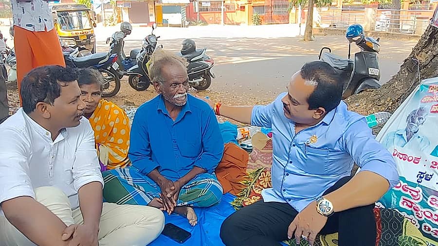 ಪುತ್ತೂರು ಆಡಳಿತ ಸೌಧದ ಮುಂಭಾಘ ಧರಣಿ ನಡೆಸುತ್ತಿರುವ ವೃದ್ಧ ದಂಪತಿಯನ್ನು ಶಾಸಕ ಅಶೋಕ್ ರೈ ಭಾನುವಾರ ಭೇಟಿಯಾಗಿ ಮಾತುಕತೆ ನಡೆಸಿದರು