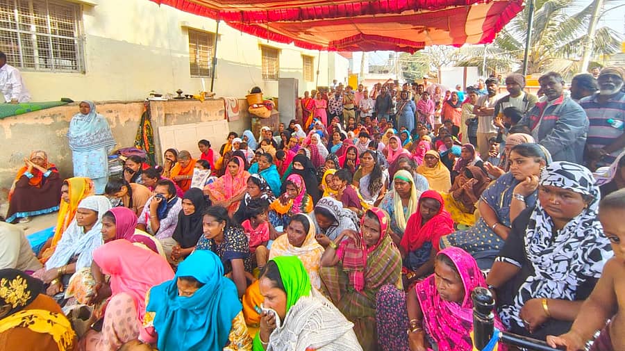 ಕೋಗಿಲು ಬಡಾವಣೆ ಕೊಳೆಗೇರಿ ನಿವಾಸಿಗಳ ಹೋರಾಟ ಸಮಿತಿ ತೆರವು ಕಾರ್ಯಾಚರಣೆ ನಡೆದ ಸ್ಥಳದಲ್ಲಿ ಭಾನುವಾರ ಹಮ್ಮಿಕೊಂಡಿದ್ದ ಬೃಹತ್ ಪ್ರತಿಭಟನೆಯಲ್ಲಿ ಎಸ್‌ಐಓ ರಾಜ್ಯ ಕಾರ್ಯದರ್ಶಿ ಮೊಹಮ್ಮದ್ ಹಯಾನ್, ಸದಸ್ಯರಾದ ವಸೀಮ್ ಮತ್ತು ನದೀಮ್ ಪಾಲ್ಗೊಂಡಿದ್ದರು.
