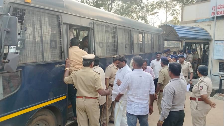 ಬಳ್ಳಾರಿ ದೊಂಬಿ ಪ್ರಕರಣದ ಆರೋಪಿಗಳನ್ನು ಭಾನುವಾರ ನಗರದ ಗ್ರಾಮಾಂತರ ಠಾಣೆಯಿಂದ ವೈದ್ಯಕೀಯ ಪರೀಕ್ಷೆಗೆ ಕರೆದೊಯ್ಯಲಾಯಿತು 