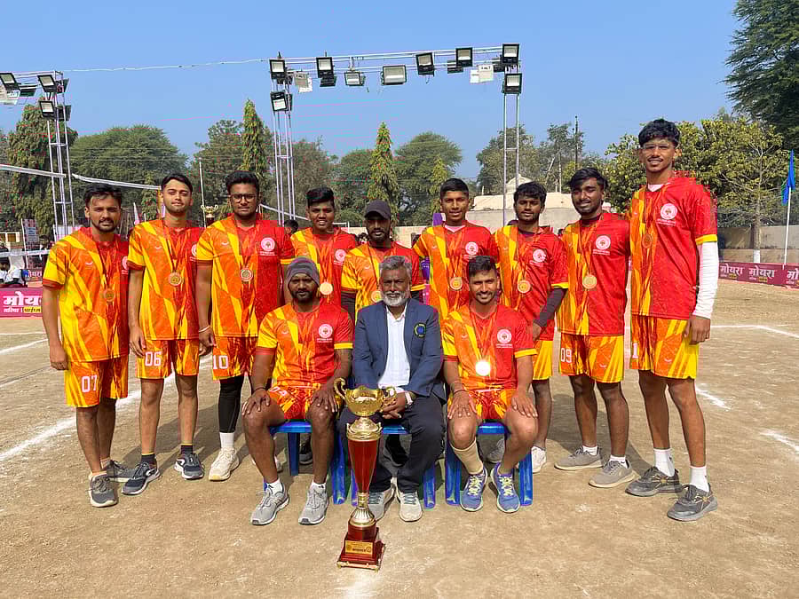 <div class="paragraphs"><p>ಪ್ರಶಸ್ತಿ ಗೆದ್ದ ಕರ್ನಾಟಕದ ಪುರುಷರ ಥ್ರೋಬಾಲ್ ತಂಡ. </p></div>