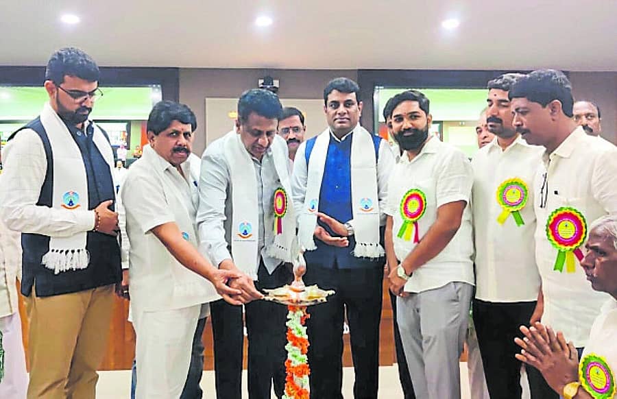 <div class="paragraphs"><p>ಚಿಂತಾಮಣಿಯಲ್ಲಿ ಬ್ರಾಹ್ಮಣ ಅಭಿವೃದ್ಧಿ ಮಂಡಳಿ ಆಯೋಜಿಸಿದ್ದ ಕಾರ್ಯಕ್ರಮವನ್ನು ಉನ್ನತ ಶಿಕ್ಷಣ ಸಚಿವ ಡಾ.ಎಂ.ಸಿ.ಸುಧಾಕರ್ ಉದ್ಘಾಟಿಸಿದರು</p></div>