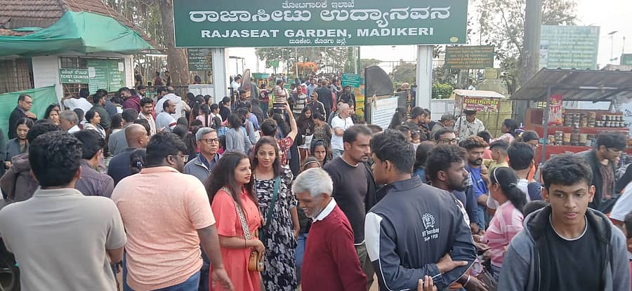ಮಡಿಕೇರಿಯ ರಾಜಾಸೀಟ್ ಉದ್ಯಾನಕ್ಕೆ ಶುಕ್ರವಾರ ಜನಪ್ರವಾಹವೇ ಹರಿದು ಬಂದಂತೆ ಸಾವಿರಾರು ಸಂಖ್ಯೆಯಲ್ಲಿ ಪ್ರವಾಸಿಗರು ಆಗಮಿಸಿದ್ದರು. ಇದರಿಂದ ಮಡಿಕೇರಿ ಸುತ್ತಮುತ್ತ ಸುಮಾರು 1 ಕಿ.ಮೀಗೂ ಅಧಿಕ ಸಂಚಾರ ದಟ್ಟಣೆ ಉಂಟಾಗಿತ್ತು. ರಾಜಾಸೀಟ್ನಲ್ಲಿ ಕಾಲಿಡಲೂ ಸ್ಥಳ ಇಲ್ಲದ ಸ್ಥಿತಿ ಸೃಷ್ಟಿಯಾಗಿತ್ತು ಪ್ರಜಾವಾಣಿ ಚಿತ್ರ/ರಂಗಸ್ವಾಮಿ
