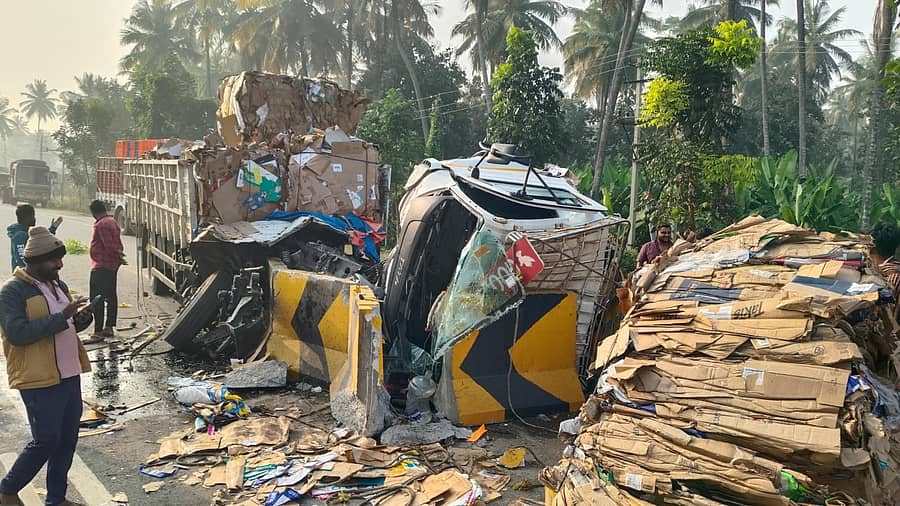 ಚಾಮರಾಜನಗರ ತಾಲ್ಲೂಕಿನ ವೆಂಕಟಯ್ಯನ ಛತ್ರ ಬಳಿಯ ರಾಷ್ಟ್ರೀಯ ಹೆದ್ದಾರಿಯಲ್ಲಿ ಭಾನುವಾರ ಬೆಳಗಿನ ಜಾವ ಟ್ರಕ್‌ ಡಿವೈಡರ್‌ಗೆ ಡಿಕ್ಕಿಯಾಗಿರುವುದು