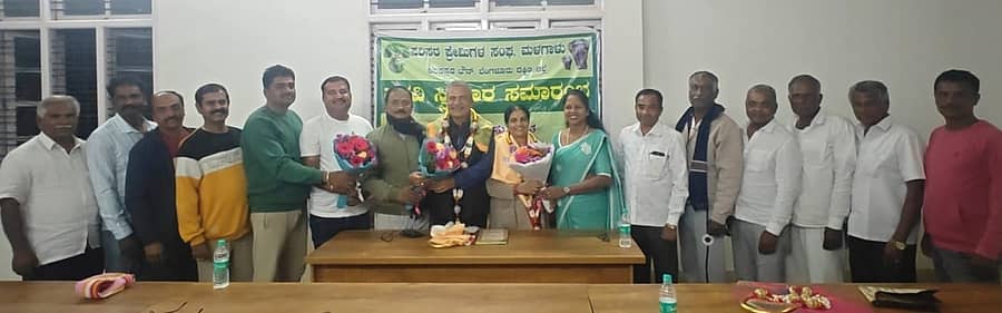 ಕನಕಪುರ ಪರಿಸರ ಪ್ರೇಮಿಗಳ ಸಂಘದ ನೂತನ ಪದಾಧಿಕಾರಿಗಳ ಪದವಿ ಸ್ವೀಕಾರ ಸಮಾರಂಭದಲ್ಲಿ ಮರಸಪ್ಪ ರವಿ ಹಾಗೂ ಇತರರು ಪದವಿ ಸ್ವೀಕರಿಸಿದರು