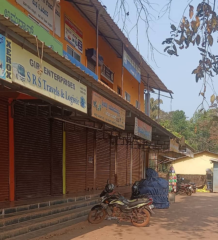 ದಲಿತ ಮಹಿಳೆ ರಂಜಿತಾ ಹತ್ಯೆ ಘಟನೆ ಖಂಡಿಸಿ ಯಲ್ಲಾಪುರ ಪಟ್ಟಣ ಬಂದ್‌ಗೆ ಕರೆ ನೀಡಿದ್ದ ಹಿನ್ನೆಲೆಯಲ್ಲಿ ಅಂಗಡಿಗಳು ಬಾಗಿಲು ಮುಚ್ಚಿದ್ದವು 