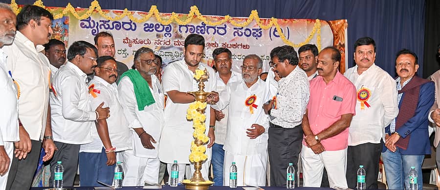 ಮೈಸೂರಿನ ರಾಜೇಂದ್ರ ಭವನದಲ್ಲಿ ಭಾನುವಾರ ಜಿಲ್ಲಾ ಗಾಣಿಗರ ಸಂಘ ಆಯೋಜಿಸಿದ್ದ ಪ್ರತಿಭಾ ಪುರಸ್ಕಾರ ಕಾರ್ಯಕ್ರಮವನ್ನು ಸಂಸದ ಯದುವೀರ್ ಕೃಷ್ಣದತ್ತ ಚಾಮರಾಜ ಒಡೆಯರ್ ಉದ್ಘಾಟಿಸಿದರು. ಶಾಸಕ ಜಿ.ಟಿ. ದೇವೇಗೌಡ, ವಿಶ್ವಾಸ್ ಕುಮಾರ್ ದಾಸ್, ಮಂಜುನಾಥ್, ಅಪ್ಪಣ್ಣ, ಎನ್.ಸಿ. ಉಮೇಶ್, ಆರ್. ರಘು, ಎಂ. ಯೋಗೇಂದ್ರ ಜೊತೆಗಿದ್ದರು  ಪ್ರಜಾವಾಣಿ ಚಿತ್ರ