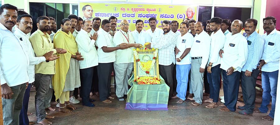 ಶಿವಮೊಗ್ಗದ ದಲಿತ ಸಂಘರ್ಷ ಸಮಿತಿಯ ಕೇಂದ್ರ ಕಾರ್ಯಾಲಯದಲ್ಲಿ ಈಚೆಗೆ ನಡೆದ 28ನೇ ಭೀಮಾ ಕೋರೆಗಾವ್ ವಿಜಯೋತ್ಸವ ದಿನ ಕಾರ್ಯಕ್ರಮವನ್ನು ಸಹ್ಯಾದ್ರಿ ಕಾಮರ್ಸ್ ಕಾಲೇಜಿನ ಪ್ರಾಂಶುಪಾಲ ಪ್ರೊ.ಟಿ.ಅವಿನಾಶ್ ಉದ್ಘಾಟಿಸಿದರು.