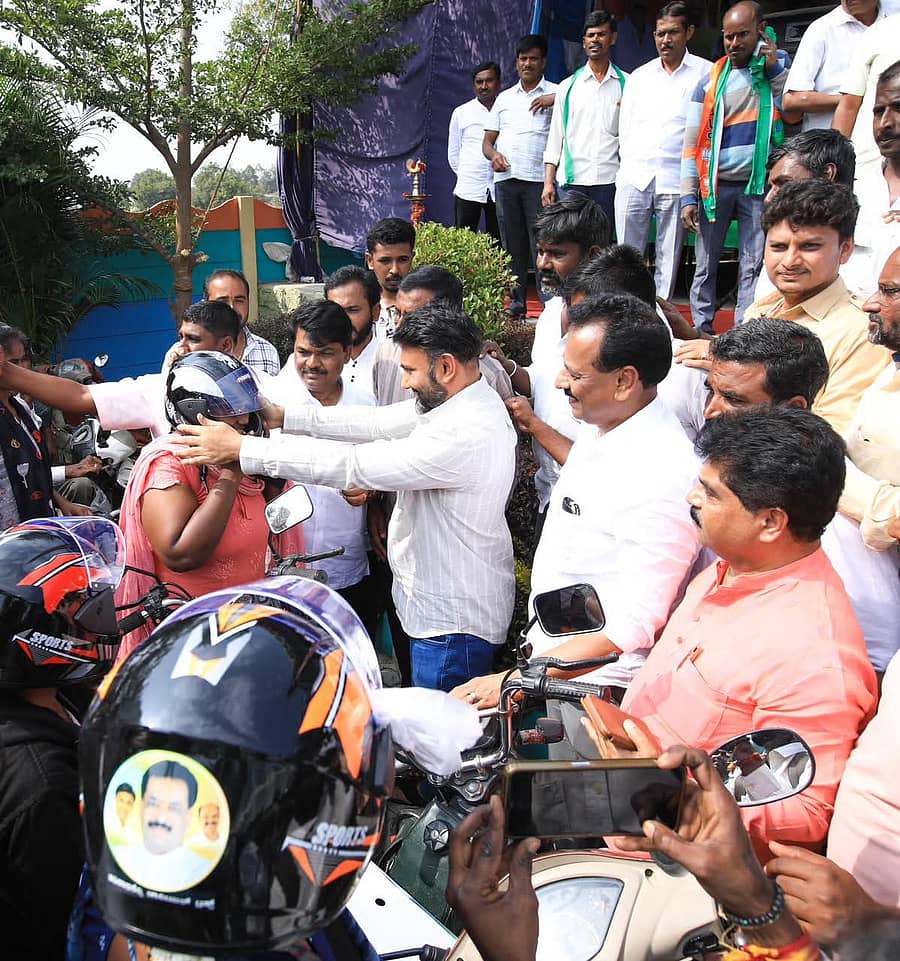 <div class="paragraphs"><p>ಉಚಿತ ಹೆಲ್ಮೆಟ್ ವಿತರಣಾ ಕಾರ್ಯಕ್ರಮಕ್ಕೆ ಸಂಸದ ಡಾ.ಕೆ ಸುಧಾಕರ್ ಚಾಲನೆ ನೀಡಿದರು</p></div>