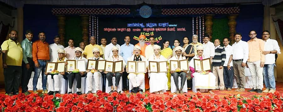 ಸಾಗರದಲ್ಲಿ ಶನಿವಾರ ನಡೆದ ‘ರಜತ ಸಾಗರೋತ್ಸವ-2026’ ಕಾರ್ಯಕ್ರಮದಲ್ಲಿ ವಿವಿಧ ಕ್ಷೇತ್ರಗಳ ಸಾಧಕರಿಗೆ ‘ಸಹೃದಯ ಪುರಸ್ಕಾರ’ ನೀಡಿ ಸನ್ಮಾನಿಸಲಾಯಿತು.