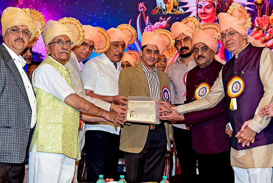 <div class="paragraphs"><p>ನಗರದಲ್ಲಿ ಭಾನುವಾರ ರಾಜರಾಜೇಶ್ವರ ಸಹಸ್ರಾರ್ಜುನ ಮಹಾರಾಜ ಜಯಂತಿ ಸಮಿತಿ ಆಯೋಜಿಸಿದ್ದ ಕಾರ್ಯಕ್ರಮದಲ್ಲಿ ಶಾಸಕರಾದ ಎಂ. ಕೃಷ್ಣಪ್ಪ ಮತ್ತು ಪ್ರಿಯಕೃಷ್ಣ ಅವರಿಗೆ ಎಸ್ಎಸ್ಕೆ ಸಮಾಜದ ಬೇಡಿಕೆಗಳ ಮನವಿ ಸಲ್ಲಿಸಲಾಯಿತು.</p></div>