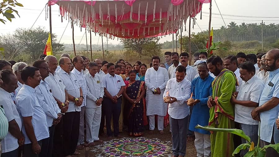 ಹಿರೇಕೆರೂರ ಪಟ್ಟಣದ ಮುಳುಗುಂದ ಪ್ಲಾಟ್‌ನಲ್ಲಿ ಕನ್ನಡ ಸಾಹಿತ್ಯ ಪರಿಷತ್ತಿನ ತಾಲೂಕು ಘಟಕದ ನೂತನ ಕಟ್ಟಡ ನಿರ್ಮಾಣಕ್ಕೆ ಭೂಮಿಪೂಜೆ ನೆರವೇರಿಸಲಾಯಿತು