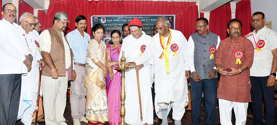 ಮೈಸೂರು ಕನ್ನಡ ಸಾಹಿತ್ಯ ಭವನದಲ್ಲಿ ನಡೆದ 13ನೇ ಅಖಿಲ ಭಾರತ ಕನ್ನಡ ನುಡಿಸಿರಿ ಸಮ್ಮೇಳನವನ್ನು ಶರಣ ಬಸವೇಶ್ವರ ಸ್ವಾಮೀಜಿ ಉದ್ಘಾಟಿಸಿದರು