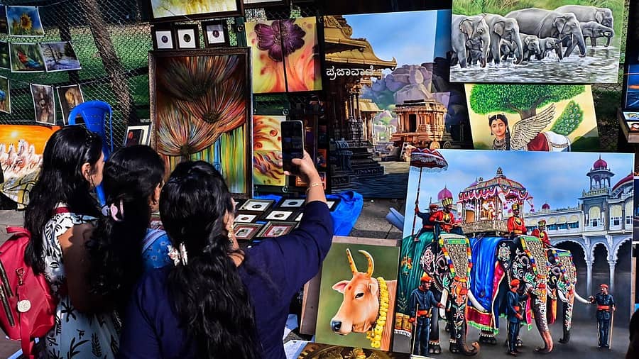 <div class="paragraphs"><p>ಕರ್ನಾಟಕ ಚಿತ್ರಕಲಾ ಪರಿಷತ್ತು ಇದೇ ಭಾನುವಾರ (ಜ.4) ಬೆಂಗಳೂರಿನ ಕುಮಾರಕೃಪಾ ರಸ್ತೆಯಲ್ಲಿ&nbsp;23ನೇ ‘ಚಿತ್ರಸಂತೆ’ಯನ್ನು ಹಮ್ಮಿಕೊಂಡಿತ್ತು.</p></div>