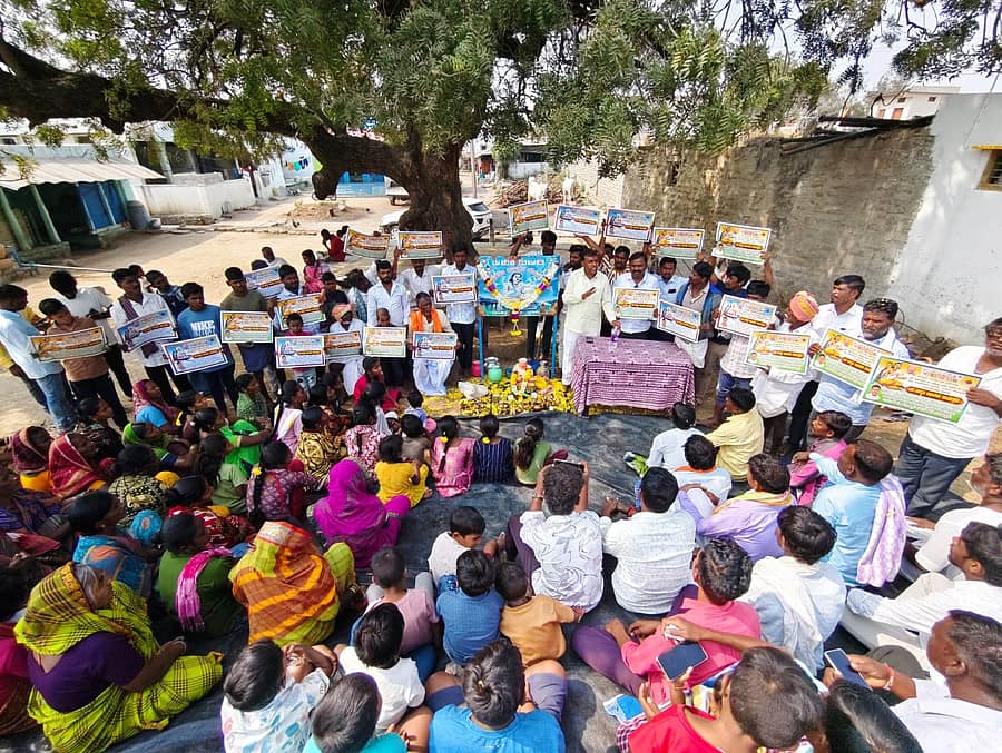ಸೈದಾಪುರ ಸಮೀಪದ ನೀಲಹಳ್ಳಿ ಗ್ರಾಮದಲ್ಲಿ ಅಂಬಿಗರ ಚೌಡಯ್ಯ ಜಯಂತಿಯ ಭಿತ್ತಿಪತ್ರಗಳನ್ನು ಬಿಡುಗಡೆಗೊಳಿಸಿ, ಕೋಲಿ ಸಮಾಜದ ಜನ ಜಾಗೃತಿ ಅಭಿಯಾನಕ್ಕೆ ಉಮೇಶ.ಕೆ ಮುದ್ನಾಳ ಚಾಲನೆ ನೀಡಿದರು