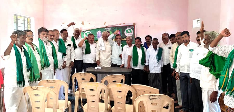 ಮೊಳಕಾಲ್ಮುರಿನಲ್ಲಿ ಸೋಮವಾರ ಭದ್ರಾಮೇಲ್ದಂಡೆ ಹೋರಾಟ ರೂಪರೇಷ ಕುರಿತು ವಿವಿಧ ಸಂಘಟನೆಗಳ ಕಾರ್ಯಕರ್ತರು ಸಭೆ ನಡೆಸಿದರು.