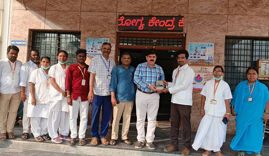 ಕೆಂಭಾವಿ ಪಟ್ಟಣದ ಸಮುದಾಯ ಆರೋಗ್ಯ ಕೇಂದ್ರಕ್ಕೆ ಭಾನುವಾರ ಭೇಟಿ ನೀಡಿದ ಡಿಎಚ್ಒ ಡಾ. ಮಹೇಶ ಬಿರಾದಾರ ಅವರಿಗೆ ಆಡಳಿತ ವೈದ್ಯಾಧಿಕಾರಿ ಡಾ.ಗಿರೀಶ ಕುಲಕರ್ಣಿ ಅವರು ‘ಸ್ವತಂತ್ರ ಹೋರಾಟದಲ್ಲಿ ಕರ್ನಾಟಕ, ಕೆಂಭಾವಿ’ ಎಂಬ ಪುಸ್ತಕ ನೀಡಿದರು