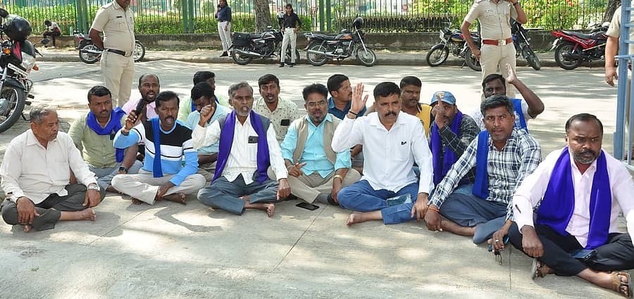 ಮಹಿಳೆ ಮೇಲೆ ಹಲ್ಲೆ ಮತ್ತು ಬಹಿಷ್ಕಾರ ಮಾಡಿದ ಕ್ರಮ ಖಂಡಿಸಿ ಕರ್ನಾಟಕ ಸಂವಿಧಾನ ಸೇನೆ, ದಲಿತ ಸಂಘರ್ಷ ಸಮಿತಿ, ಅಂಬೇಡ್ಕರ್ ವಾರಿಯರ್ಸ್ ಸಂಘಟನೆಯ ಕಾರ್ಯಕರ್ತರು ಮಂಡ್ಯ ಜಿಲ್ಲಾ ಪೊಲೀಸ್ ವರಿಷ್ಠಾಧಿಕಾರಿ ಕಚೇರಿ ಎದುರು ಪ್ರತಿಭಟನೆ ನಡೆಸಿದರು