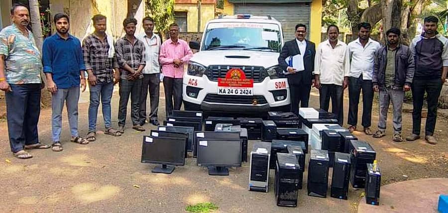 ಬೈಲಹೊಂಗಲ ಉಪವಿಭಾಗಾಧಿಕಾರಿ ಕಚೇರಿಯ ವಸ್ತುಗಳನ್ನು ಹಾಗೂ ವಾಹನವನ್ನು ನ್ಯಾಯಾಲಯದ ಅಧಿಕಾರಿಗಳು ಜಪ್ತಿ ಮಾಡಿದರು