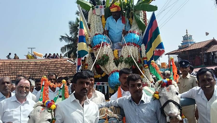 ಸಂತೇಮರಹಳ್ಳಿ ಸಮೀಪದ ಕಮರವಾಡಿ ಗ್ರಾಮದಲ್ಲಿ ಮೂಗೂರು ತ್ರಿಪುರಸುಂದರಿ ಬಂಡಿ ಜಾತ್ರೆ ಅಂಗವಾಗಿ ಬಂಡಿ ಮೆರವಣಿಗೆ ನಡೆಯಿತು