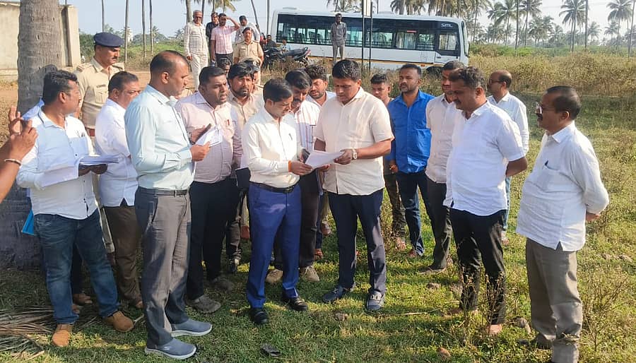 ಮಂಡ್ಯ ತಾಲ್ಲೂಕಿನ ಸಾತನೂರು ಫಾರ್ಮ್ನಲ್ಲಿ ‘ಕಾಡಾ’ಗೆ ಸೇರಿದ ಸರ್ವೇ ನಂ 257ರಲ್ಲಿರುವ 90 ಎಕರೆ ಜಾಗವನ್ನು ಕೈಗಾರಿಕೆ ಸ್ಥಾಪನೆ ಸಂಬಂಧ ಸೋಮವಾರ ಮಂಡ್ಯ ಶಾಸಕ ಪಿ.ರವಿಕುಮಾರ್ ಮತ್ತು ಜಿಲ್ಲಾಧಿಕಾರಿ ಕುಮಾರ ಪರಿಶೀಲಿಸಿದರು