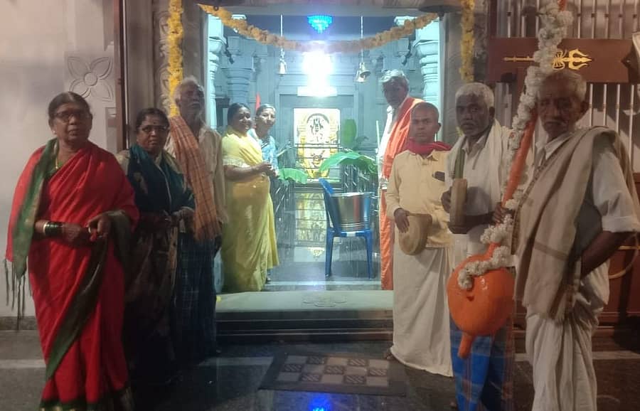 ಹಿರಿಯೂರು ತಾಲ್ಲೂಕಿನ ಸೊಂಡೆಕೆರೆ ಗ್ರಾಮದಲ್ಲಿ ಶನಿವಾರ ರಾತ್ರಿ ಕೆಂಚಾಂಬದೇವಿ ದೇವಸ್ಥಾನದಲ್ಲಿ ಬನದ ಹುಣ್ಣಿಮೆ ಪ್ರಯುಕ್ತ ವಿಶೇಷ ಪೂಜೆ ನೆರವೇರಿಸಲಾಯಿತು.