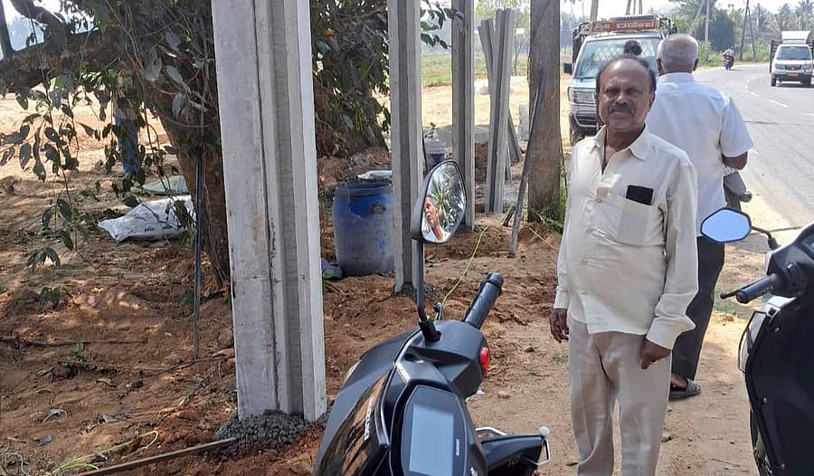 ಶ್ರೀರಂಗಪಟ್ಟಣ ತಾಲ್ಲೂಕಿನ ಪಾಲಹಳ್ಳಿ ಬಳಿ ರಸ್ತೆಗೆ ಮೈಸೂರು ಮತ್ತು ಕೆಆರ್ಎಸ್ ಸಂಪರ್ಕ ರಸ್ತೆಗೆ ಹೊಂದಿಕೊಂಡ ಜಾಗವನ್ನು ಅತಿಕ್ರಮಿಸಿ ಬೇಲಿ ನಿರ್ಮಿಸುತ್ತಿರುವುದು