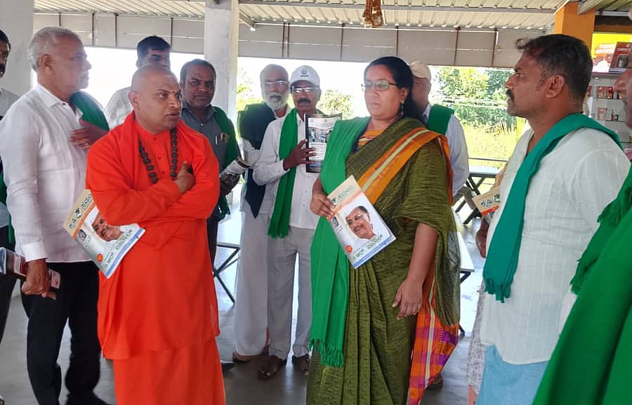 ಹಳೇಬೀಡು ಸಮೀಪದ ಪುಷ್ಪಗಿರಿಯಲ್ಲಿ ನಡೆದ ಸುಭಾಷ್ ಪಾಳೇಕರ್ ನೈಸರ್ಗಿಕ ಕೃಷಿ ಕಾರ್ಯಾಗಾರದಲ್ಲಿ ಸೋಮಶೇಖರ ಶಿವಾಚಾರ್ಯ ಸ್ವಾಮೀಜಿ ಹಾಗೂ ಚುಕ್ಕಿ ನಂಜುಂಡಸ್ವಾಮಿ ರೈತರೊಂದಿಗೆ ಮಾತುಕತೆ ನಡೆಸಿದರು