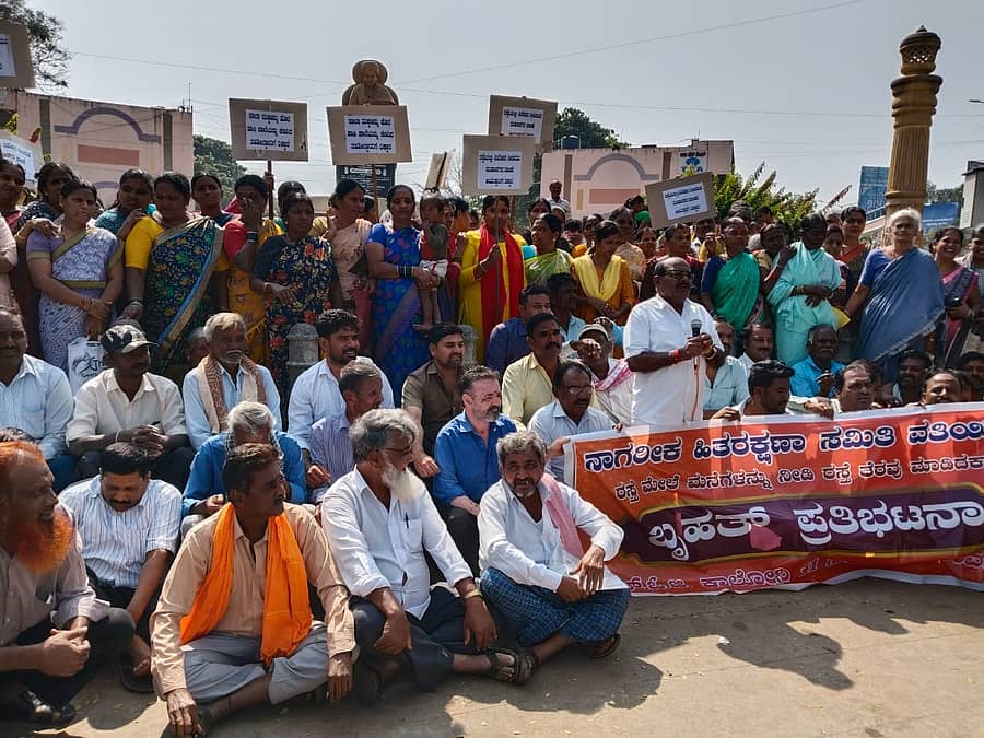 ದಾವಣಗೆರೆಯ ಜಯದೇವ ವೃತ್ತದಲ್ಲಿ ಎಸ್‌ಓಜಿ ಕಾಲೊನಿ ನಾಗರಿಕ ಹಿತರಕ್ಷಣಾ ಸಮಿತಿ ನೇತೃತ್ವದಲ್ಲಿ ನಿವಾಸಿಗಳು ಸೋಮವಾರ ಪ್ರತಿಭಟನೆ ನಡೆಸಿದರು