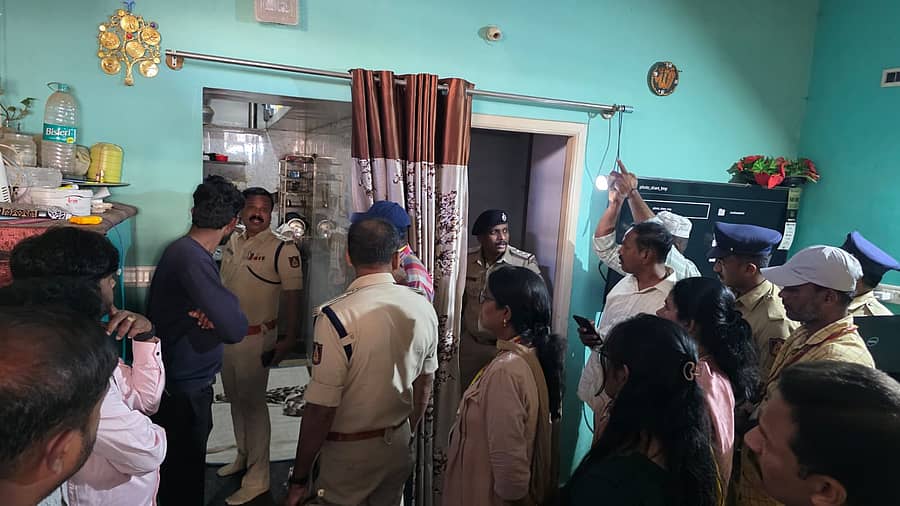 ಸೂಲಿಬೆಲೆ ಜನತಾ ಕಾಲೊನಿಯ ಆರೋಪಿ ಮನೆಯಲ್ಲಿ ಮಹಜರು ನಡೆಸುತ್ತಿರುವ ಪೊಲೀಸರು ಮತ್ತು ಅಧಿಕಾರಿಗಳು