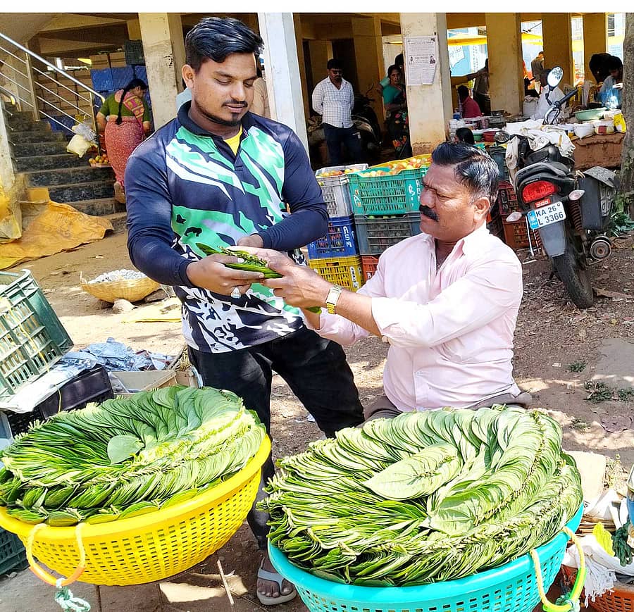 ಸಂತೆಯಲ್ಲಿ ಸೋಮವಾರ ವೀಳ್ಯದೆಲೆ ಮಾರುತ್ತಿರುವ ವ್ಯಾಪಾರಿ ಮೇಘರಾಜ