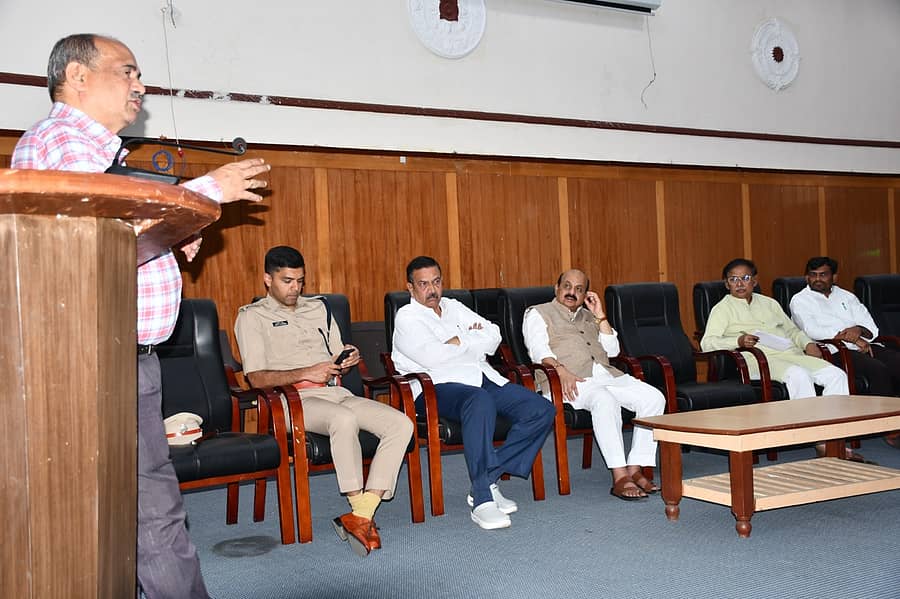 ಗದಗ ಜಿಲ್ಲಾಧಿಕಾರಿ ಕಚೇರಿಯಲ್ಲಿ ಸೋಮವಾರ ನಡೆದ ರೈತರ ಜತೆಗಿನ ಸಭೆಯಲ್ಲಿ ಜಿಲ್ಲಾಧಿಕಾರಿ ಸಿ.ಎನ್‌. ಶ್ರೀಧರ್‌ ಮಾತನಾಡಿದರು