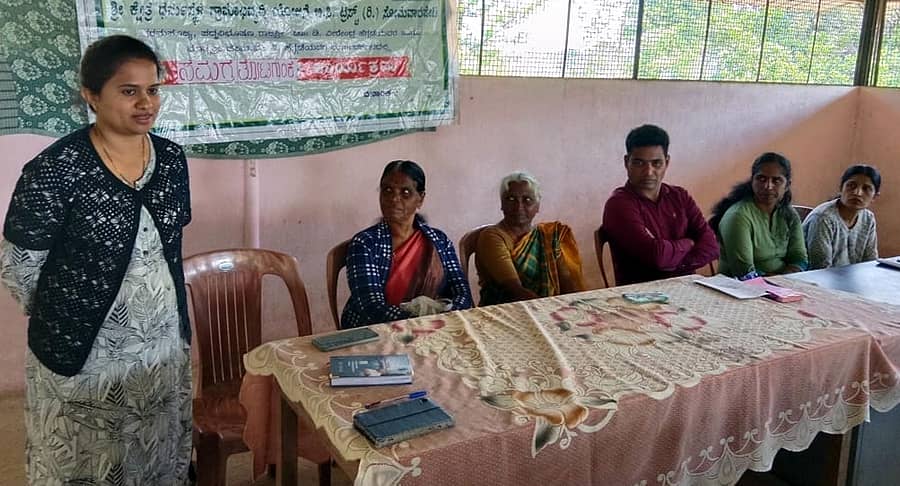 ಸೋಮವಾರಪೇಟೆ ಸಮೀಪದ ಬೆಟ್ಟದಳ್ಳಿ ಗ್ರಾಮ ಪಂಚಾಯಿತಿ ಸಭಾಭವನದಲ್ಲಿ ನಡೆದ ಸಮಗ್ರ ತೋಟಗಾರಿಕೆ ಮಾಹಿತಿ ಕಾರ್ಯಕ್ರಮದಲ್ಲಿ ಆತ್ಮ ಯೋಜನೆ ತಾಂತ್ರಿಕ ವ್ಯವಸ್ಥಾಪಕರಾದ ಶಾರದಾ ಮಾತನಾಡಿದರು