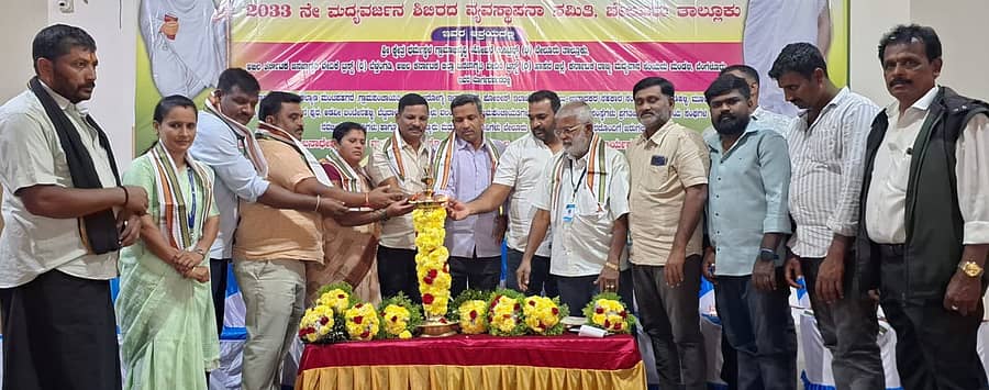 ಹಳೇಬೀಡು ಸಮೀಪದ ಹಗರೆ ಗ್ರಾಮದಲ್ಲಿ ಭಾನುವಾರ ನಡೆದ ಮದ್ಯವರ್ಜನಾ ಶಿಬಿರವನ್ನು ಕೃಷಿ ಪತ್ತಿನ ಸಹಕಾರ ಸಂಘದ ಮಾಜಿ ಅಧ್ಯಕ್ಷ ಶಿವರಾಜ್ ಉದ್ಘಾಟಿಸಿದರು