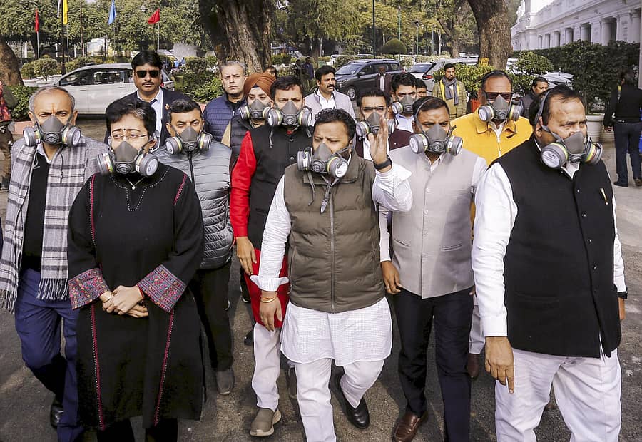 <div class="paragraphs"><p>ಎಎಪಿ ಶಾಸಕರು ಮಾಸ್ಕ್‌ ಧರಿಸಿ ಬಿಜೆಪಿ ಸರ್ಕಾರದ ವಿರುದ್ಧ ಪ್ರತಿಭಟನೆ ನಡೆಸಿದರು</p></div>